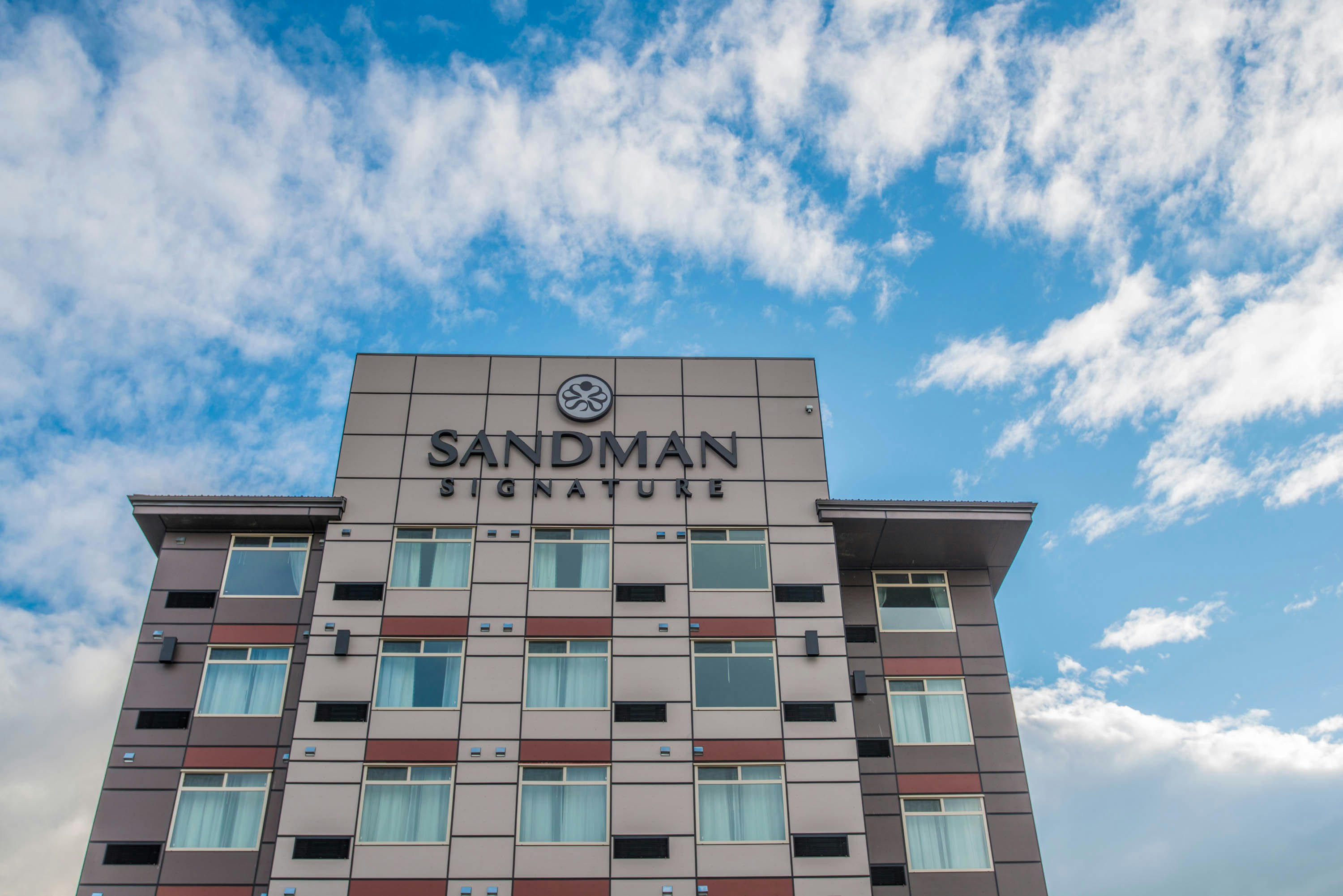 Sandman Signature Calgary Airport Hotel 2/47