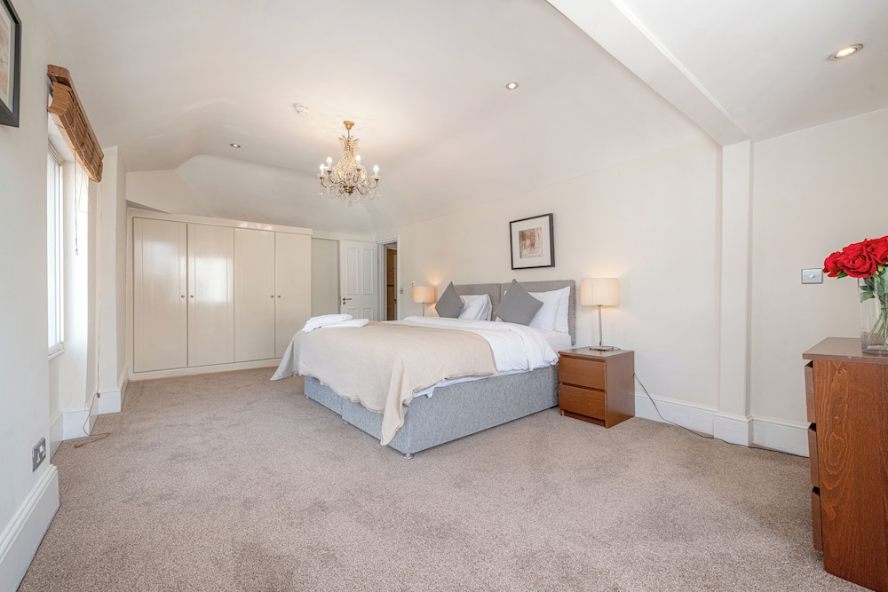 17 Hertford Street 4/42