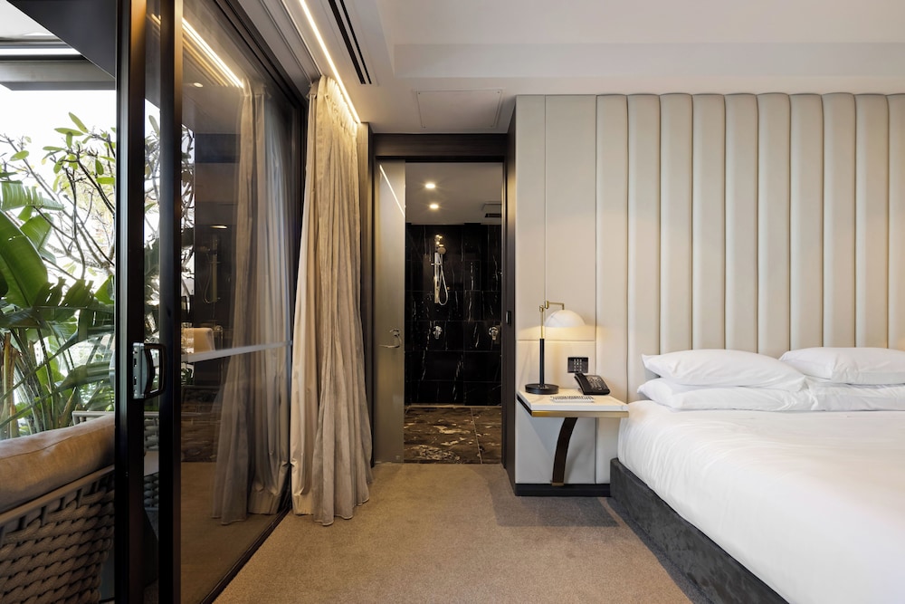 Cabana, Suite, King Bed, Pool Side