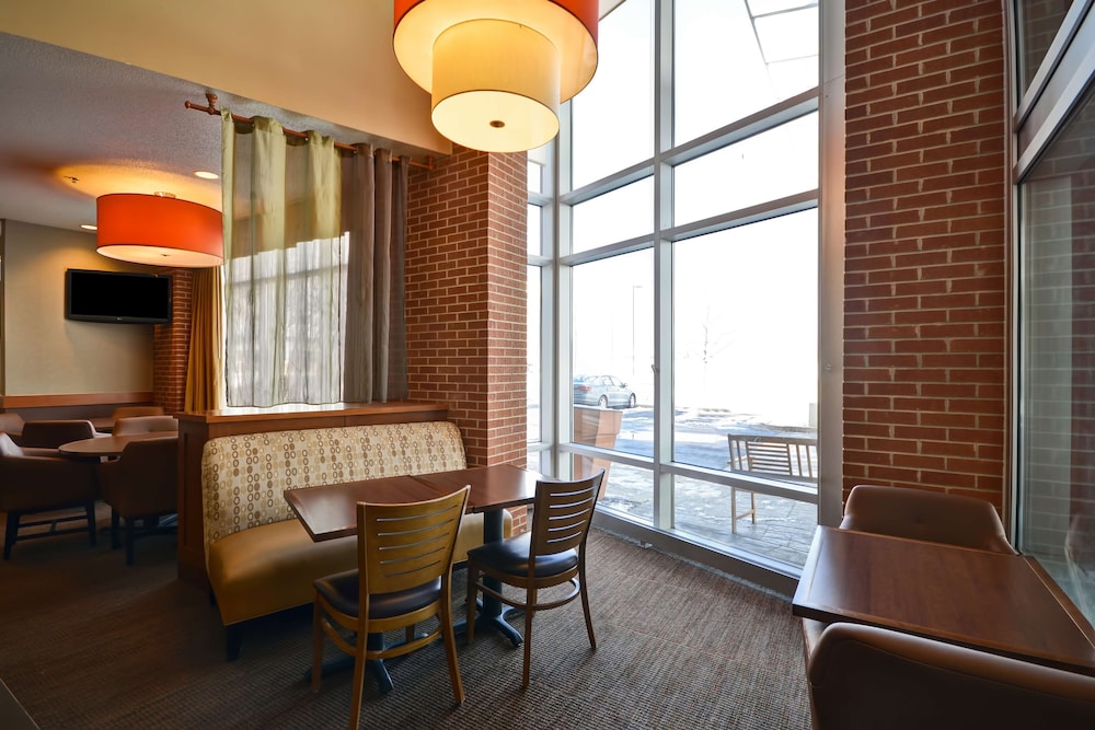 Hyatt Place Chicago/Naperville/Warrenville 44/68
