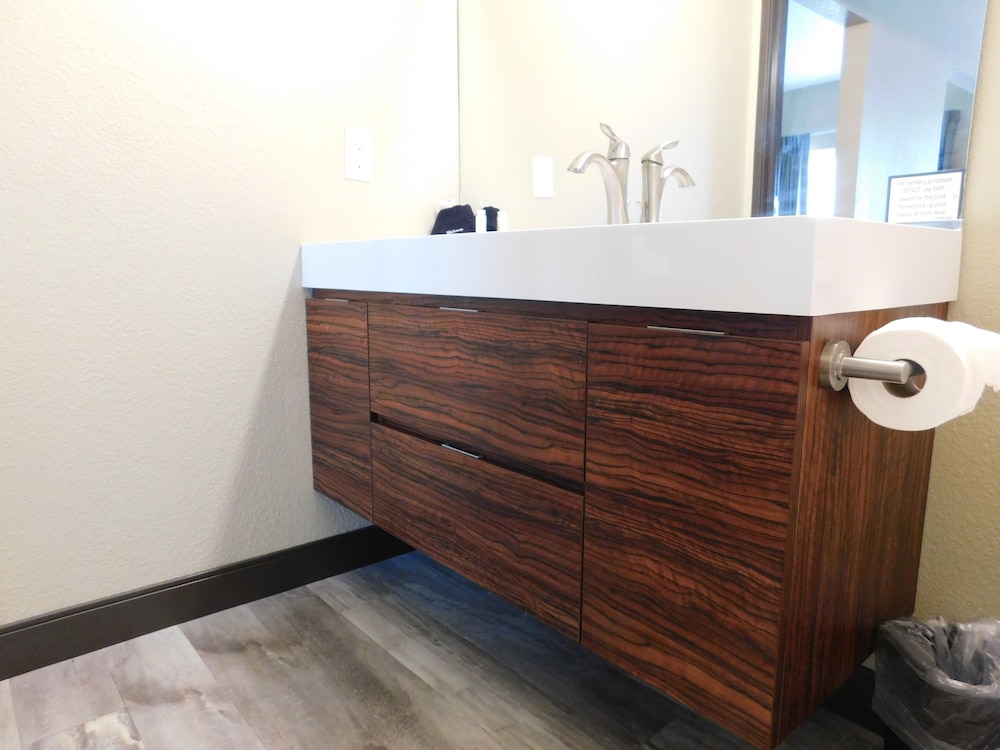 Island Suites 6/50