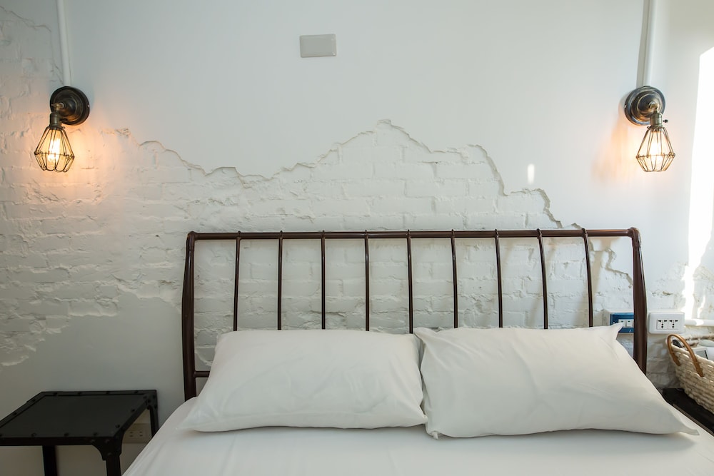 Mr Lobsters Secret Den Design Hostel 36/63