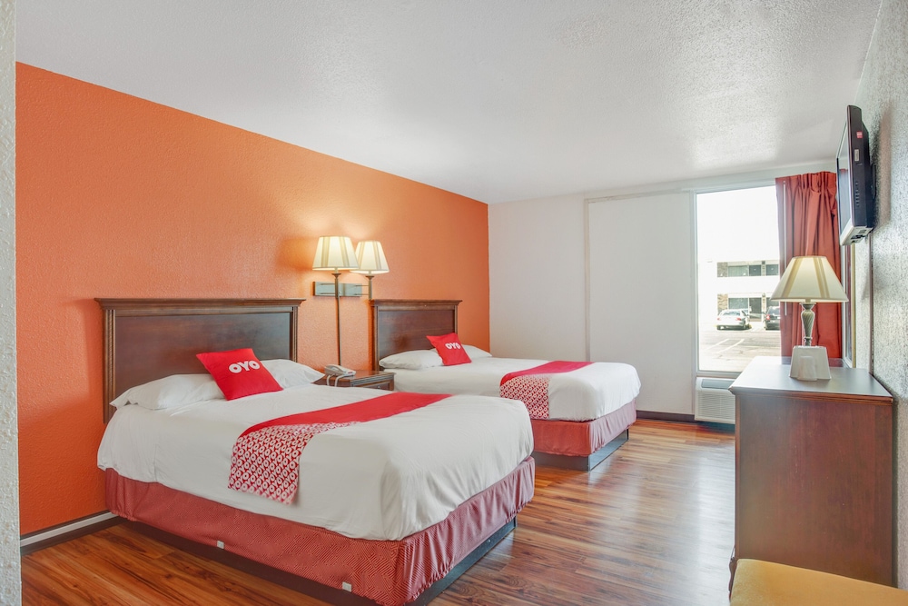 OYO Hotel Mona Lake Muskegon 9/36