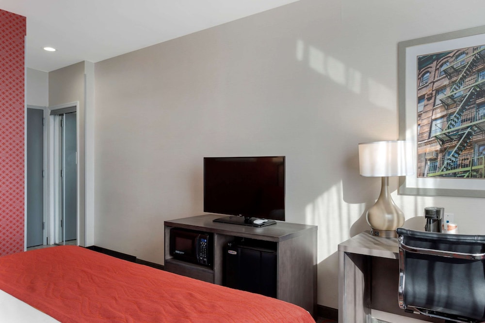 Comfort Inn And Suites Near Stadium 20/44