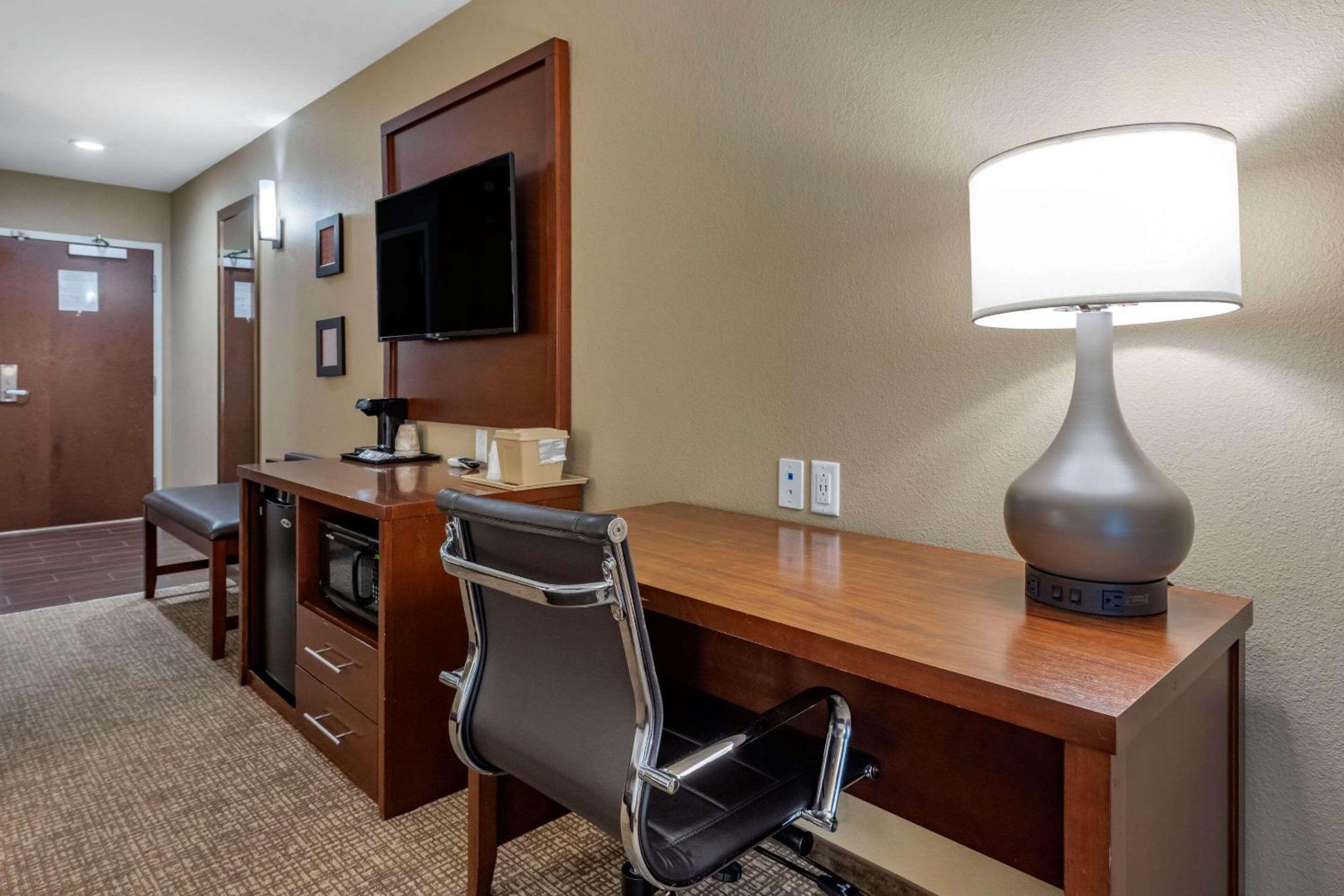 Comfort Inn & Suites 18/40