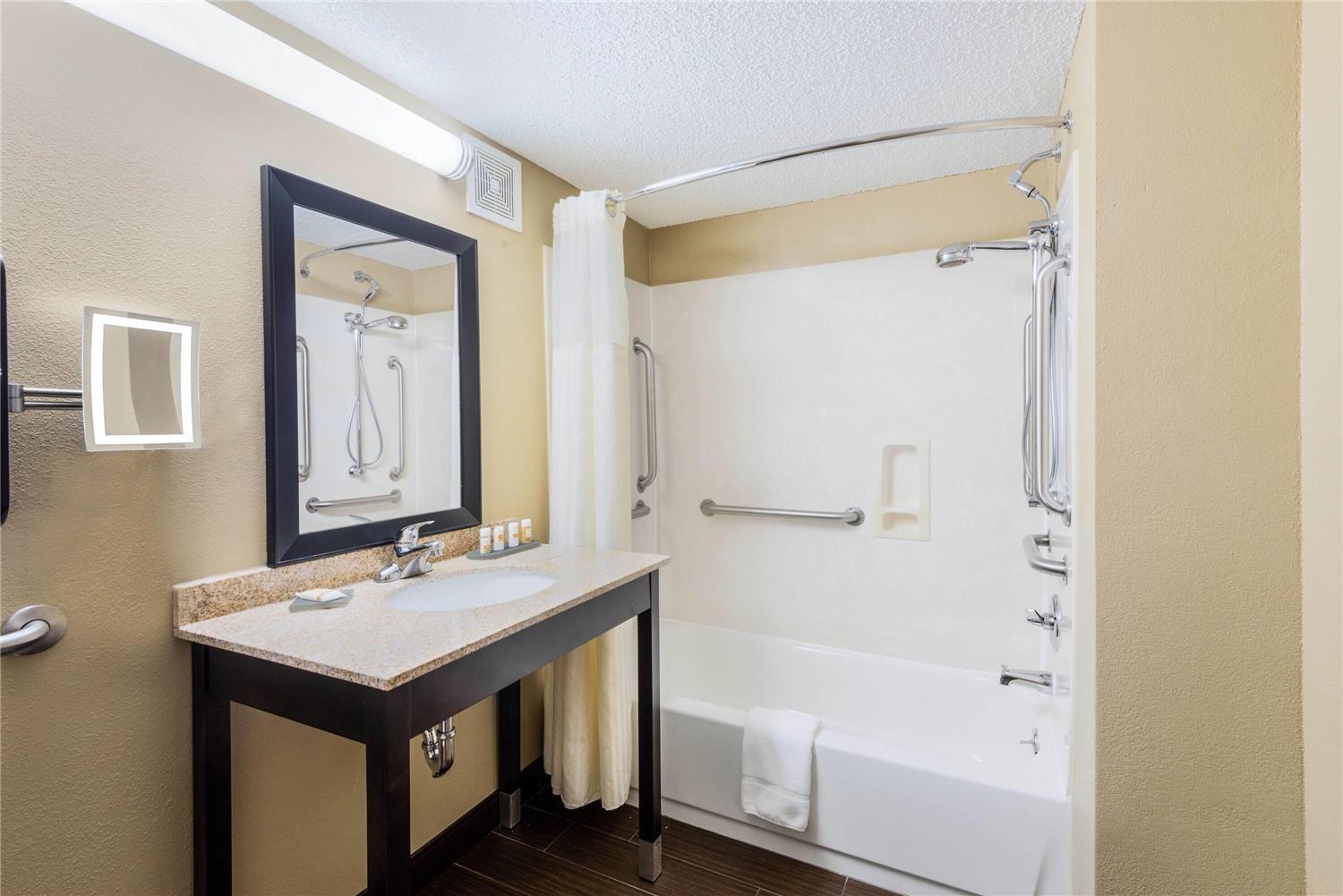 La Quinta Inn & Suites Summersville / New River National Park 45/47