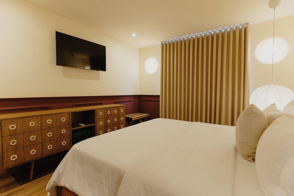 SUPERIOR, QUEEN BED