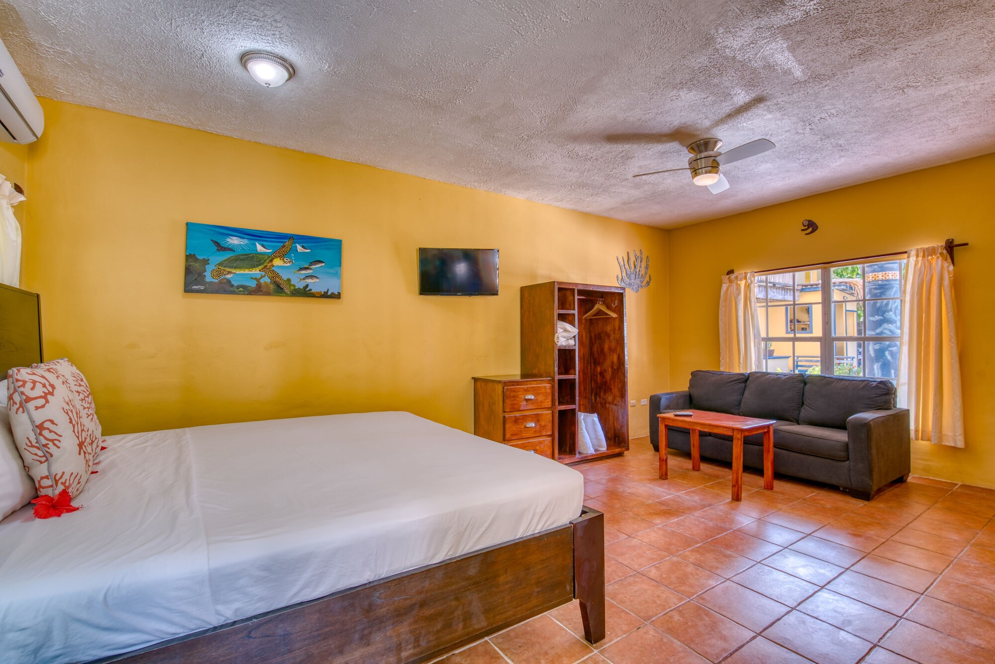 Courtyard, Tortuga, Suite, King Bed, Sofa