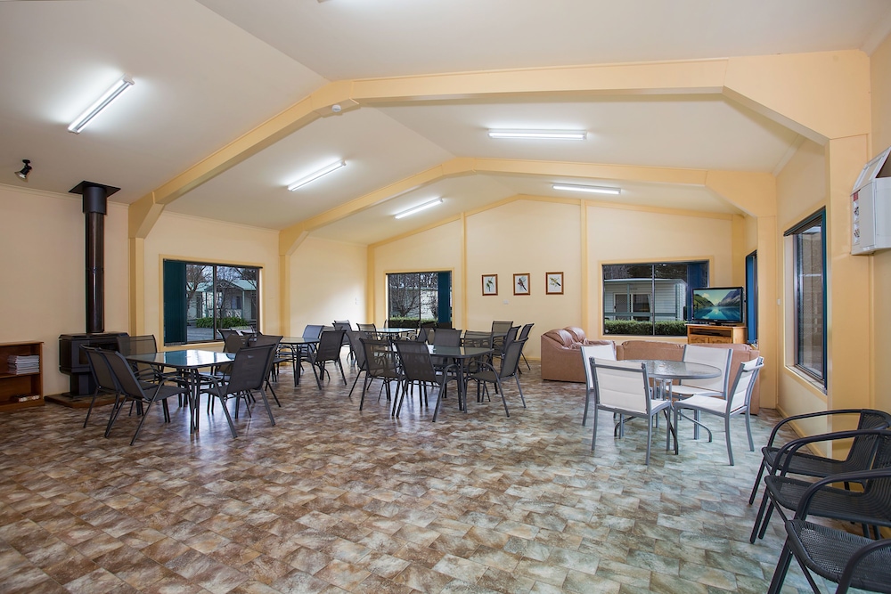 LAKE HAMILTON MOTOR VILLAGE AND CARAVAN PARK 28/50