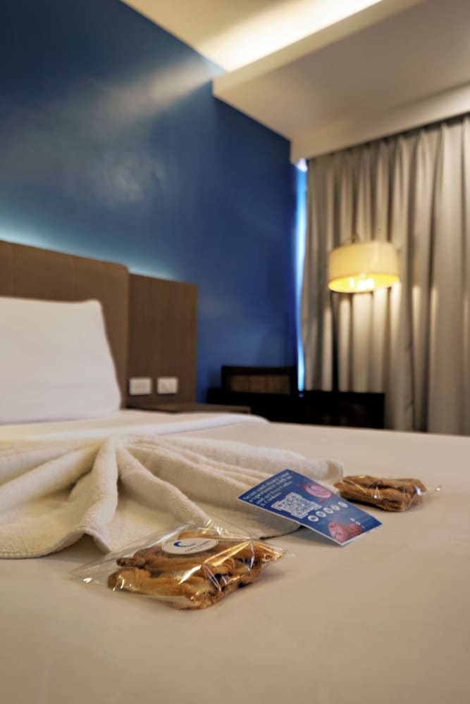DELUXE, DOUBLE OR TWIN BED