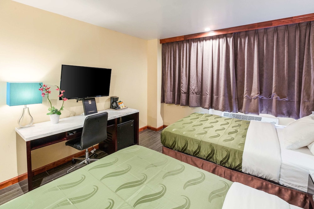 Quality Inn Near Sunset Park 27/39