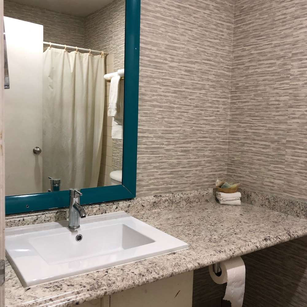 Crown Motel 65/66