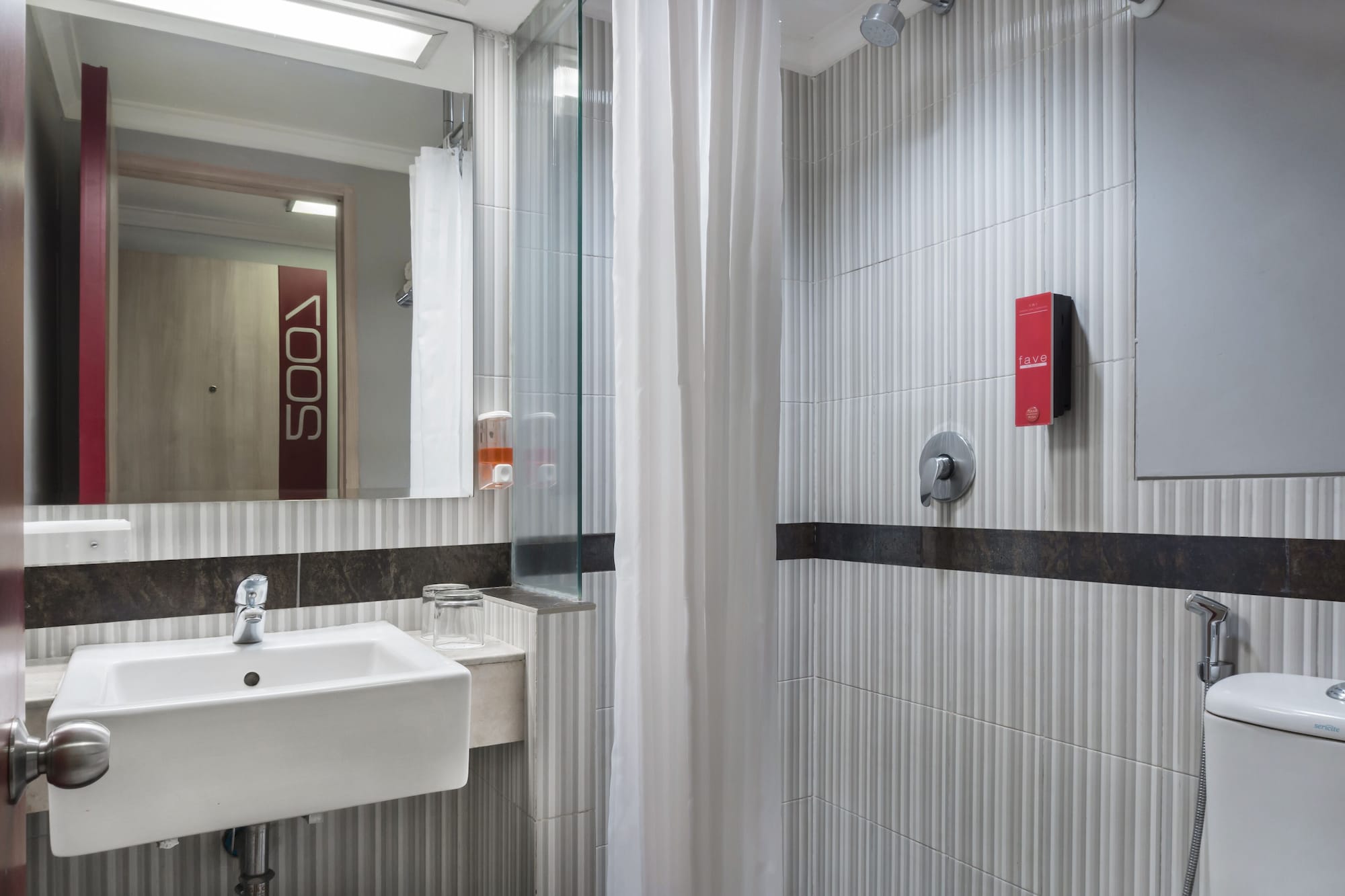 غرفة قياسية بسريرين منفصلين، favehotel Premier Cihampelas 4/4
