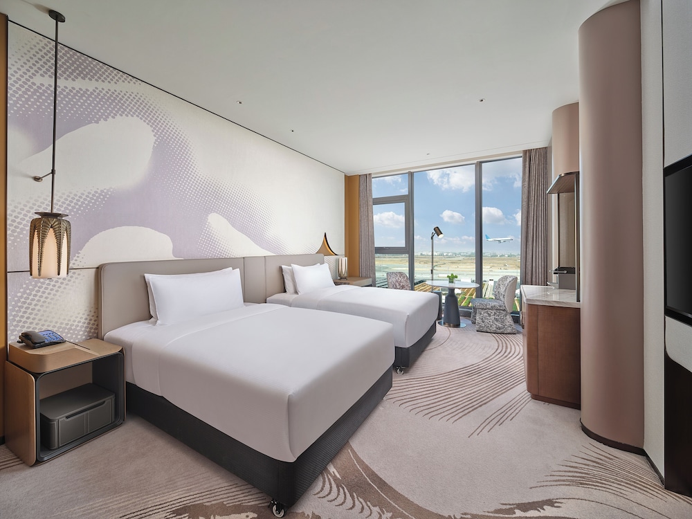 Executive, Twin Beds, Airport View