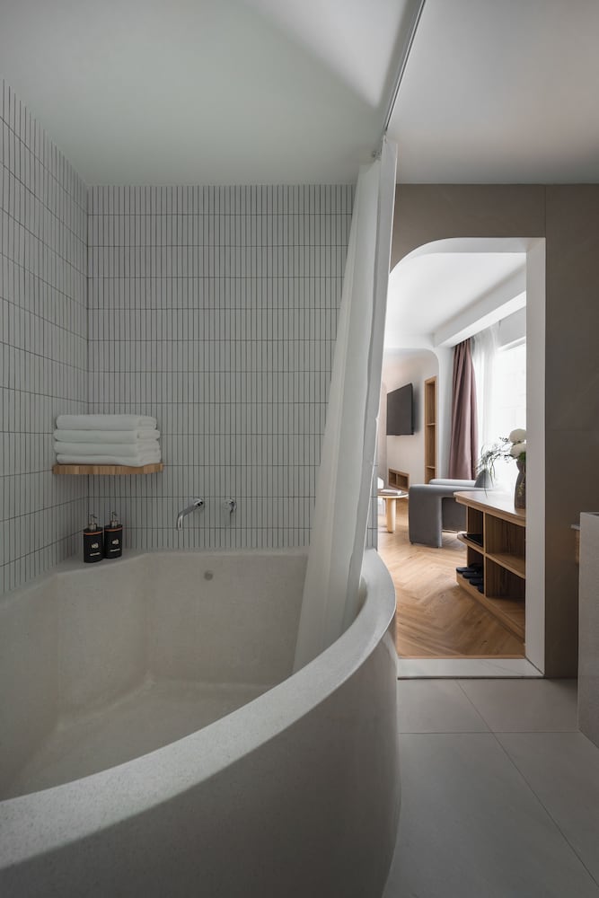 Kin Hotel Thai Van Lung 47/50