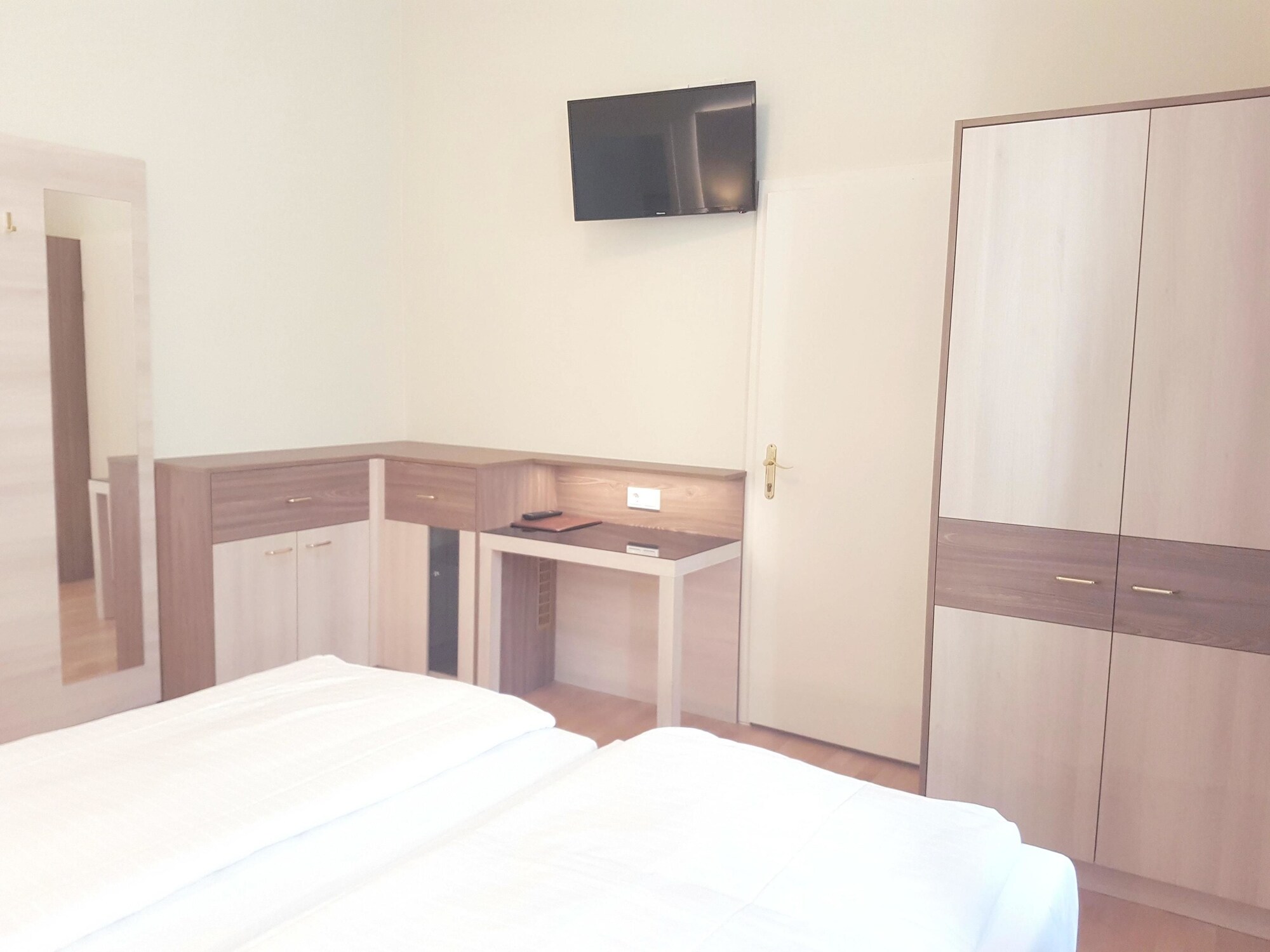 FAMILY, APARTMENT, MULTIPLE BEDS