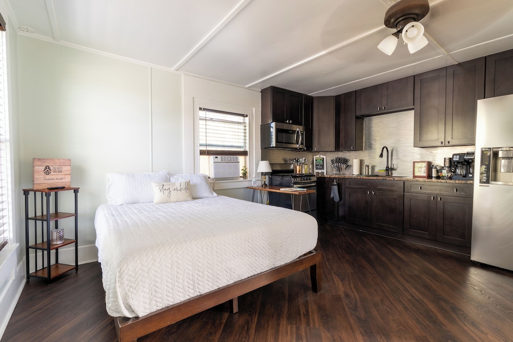 Downtown, Studio, Queen Bed