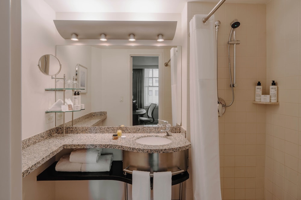 غرفة سوبيريور بسرير كوين بمطبخ صغير، Club Quarters Hotel Downton Houston 7/7