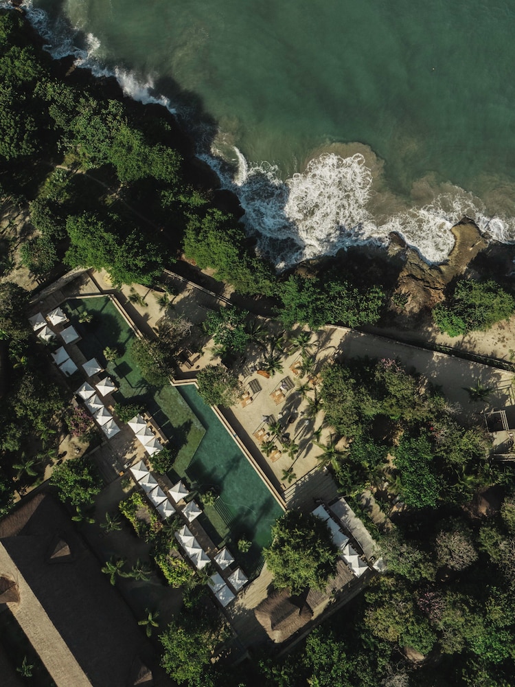 Makani Luxury Wanderlust 63/66