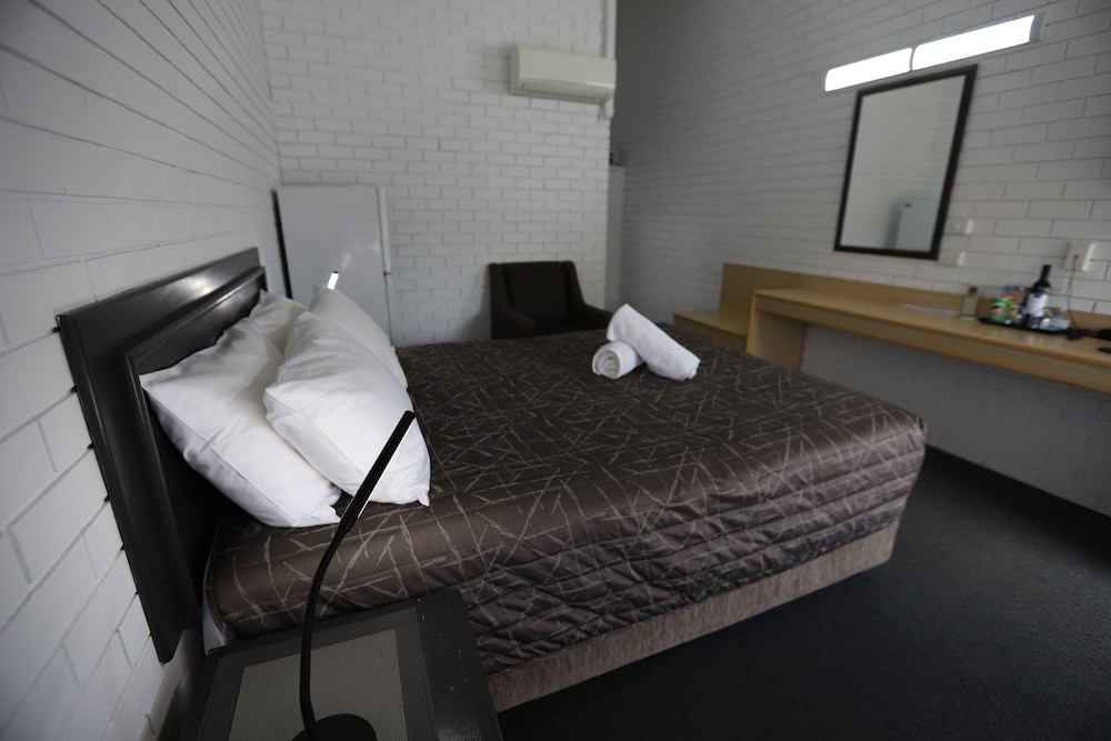 The Town House Motor Inn 11/35