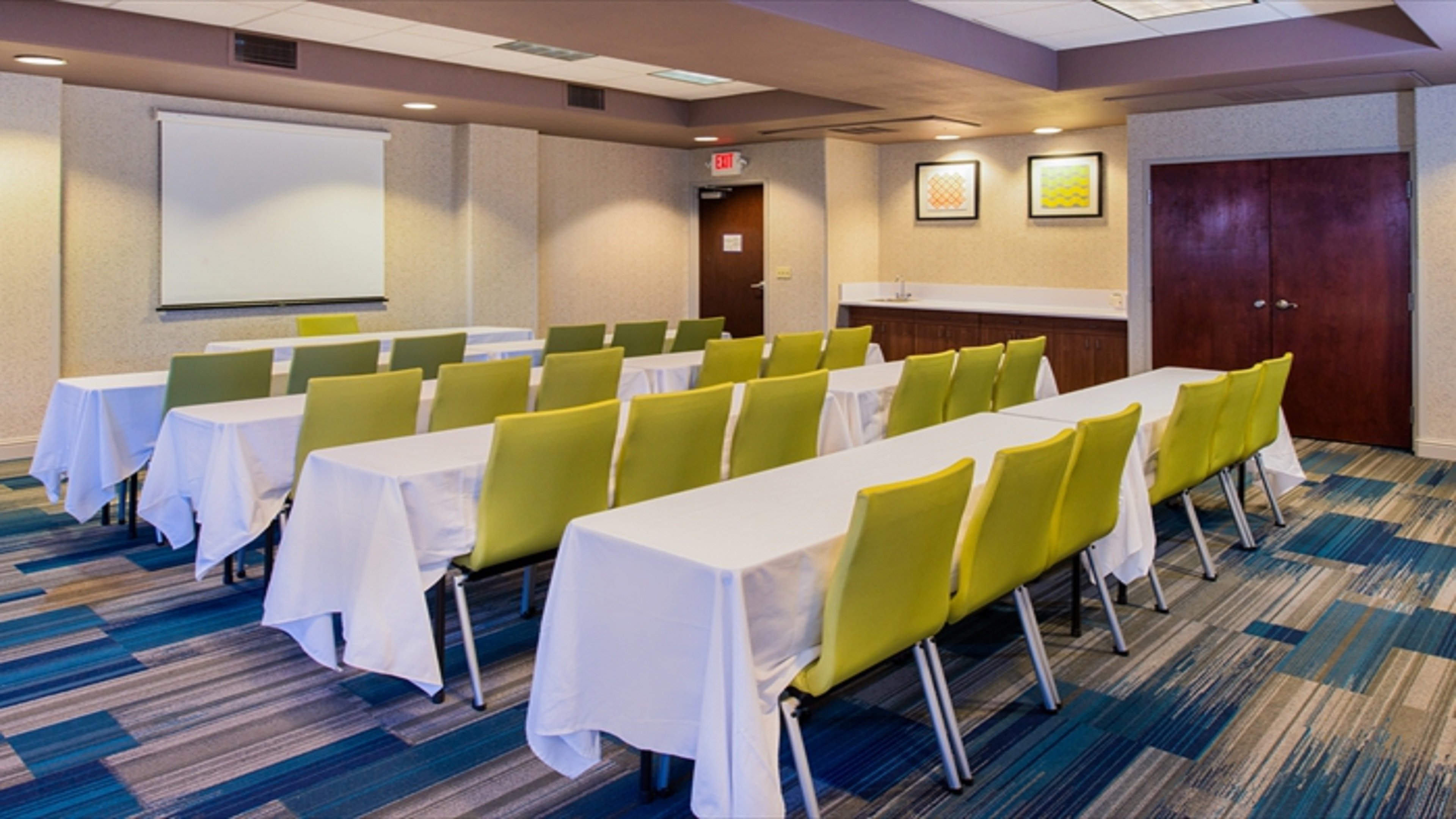 Holiday Inn Express Woodland 44/53