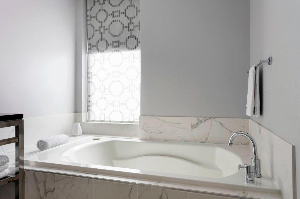 جناح تنفيذي بسرير كينج مع أريكة، Renaissance Cincinnati Downtown Hotel 4/5