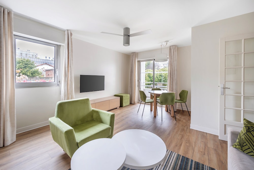 Royal Regency Paris Vincennes 31/50