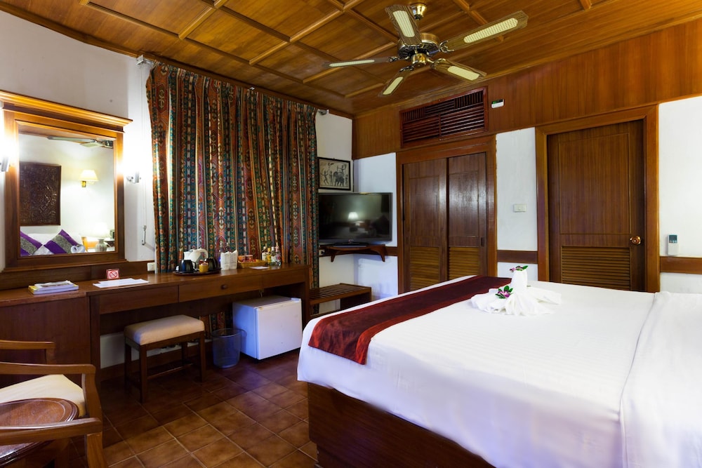 Tropica Bungalow Hotel 13/69