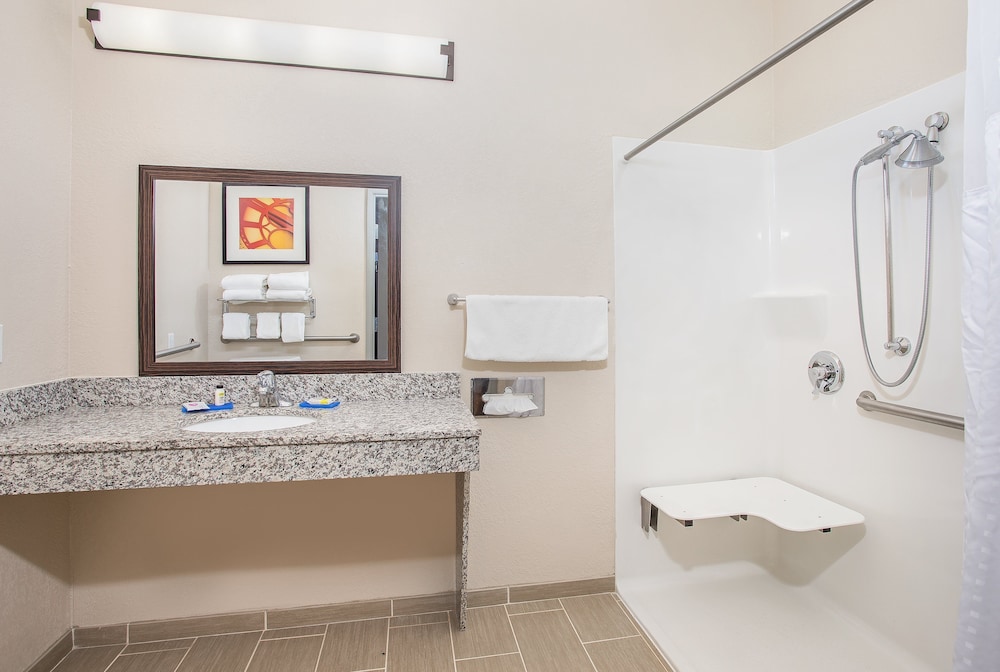 Holiday Inn Express Suites Glasgow 23/45