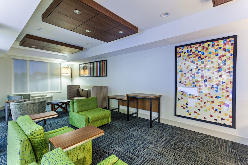 Holiday Inn Express & Suites Elk Grove West I-5 16/51