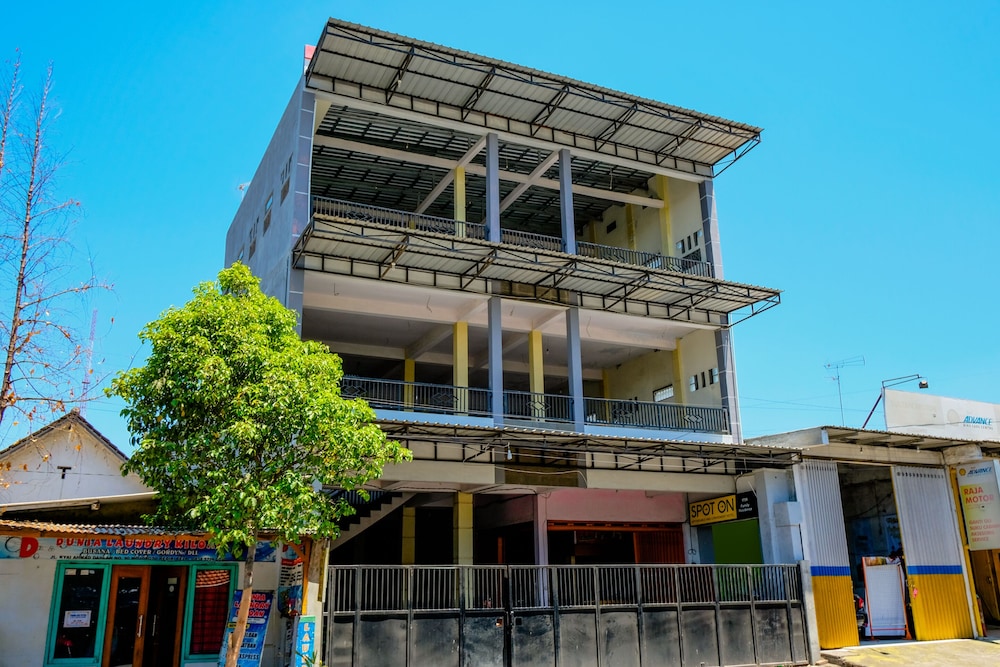 Super OYO 1759 Family Residence 2/21