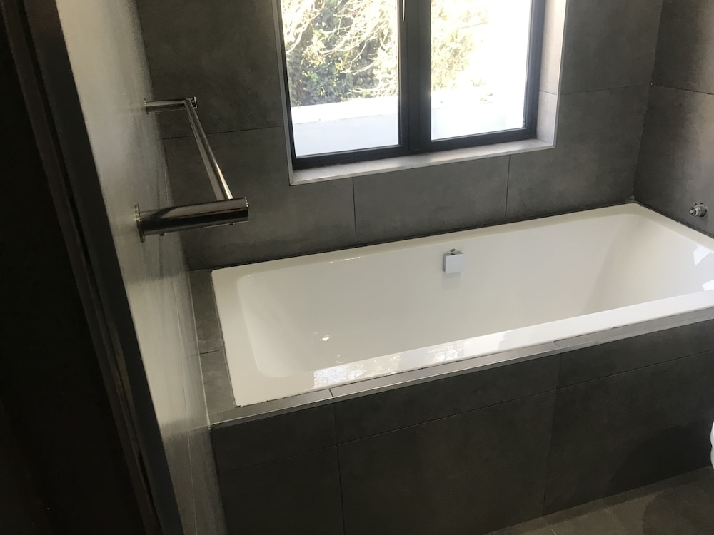 La Orchard Hotel 33/34
