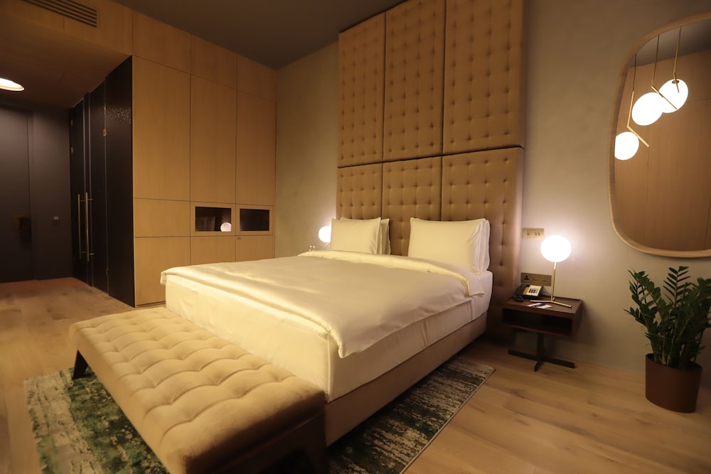 Deluxe, King Bed