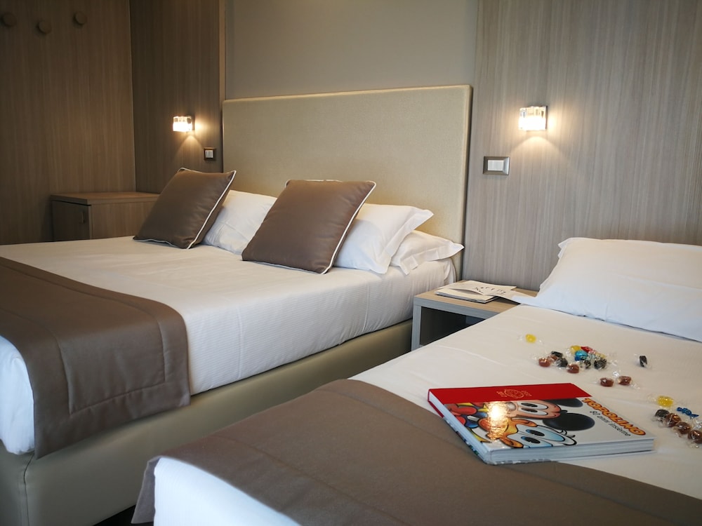 ROOM, TRIPLE