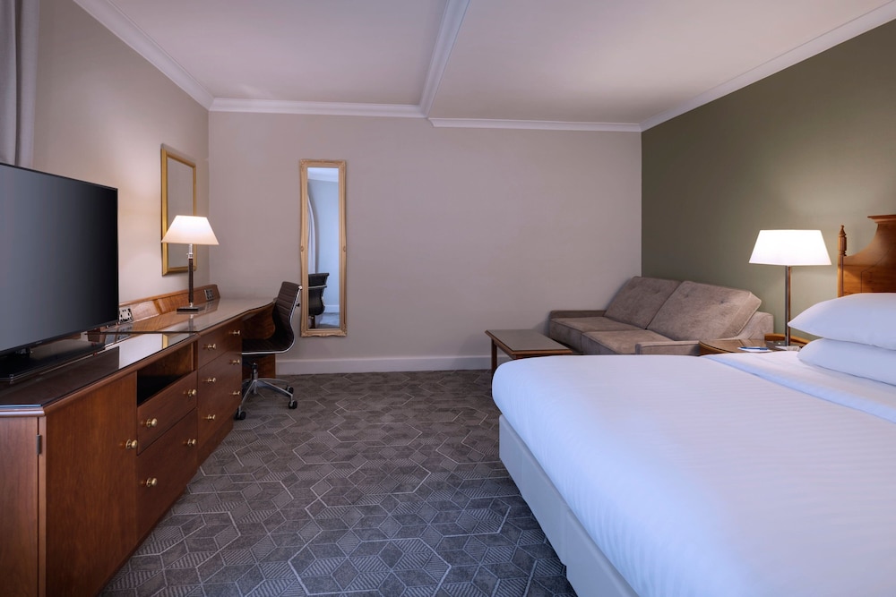 PREMIUM, QUEEN BED, SOFA