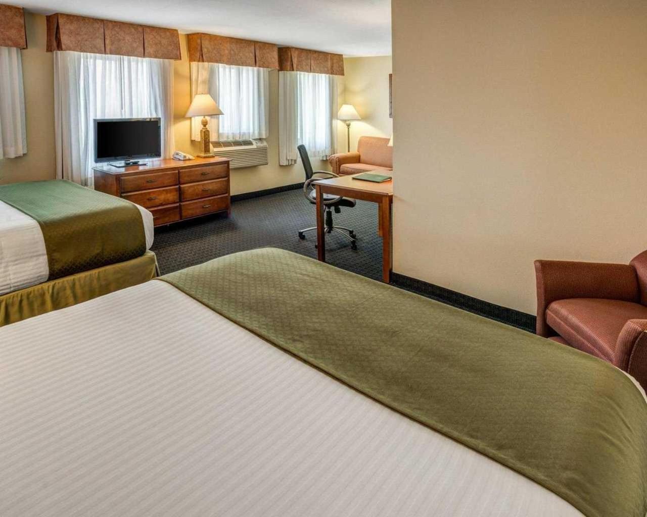 غرفة بسريرين كوين بإطلالة على المسبح، Quality Inn Ashland Lake Superior 3/5