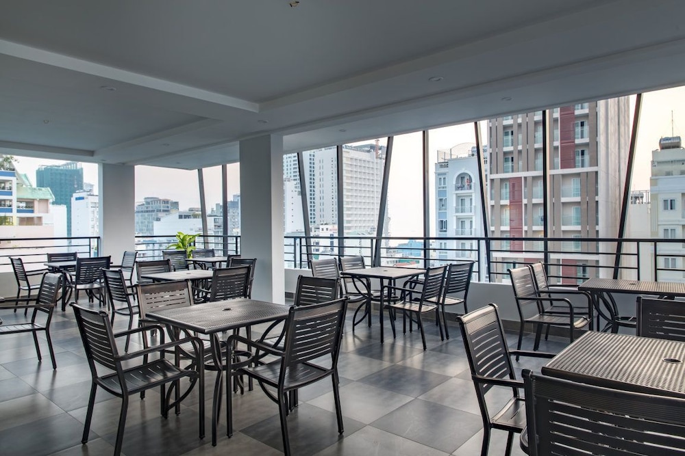 Maple Leaf Hotel & Apartment 63/75