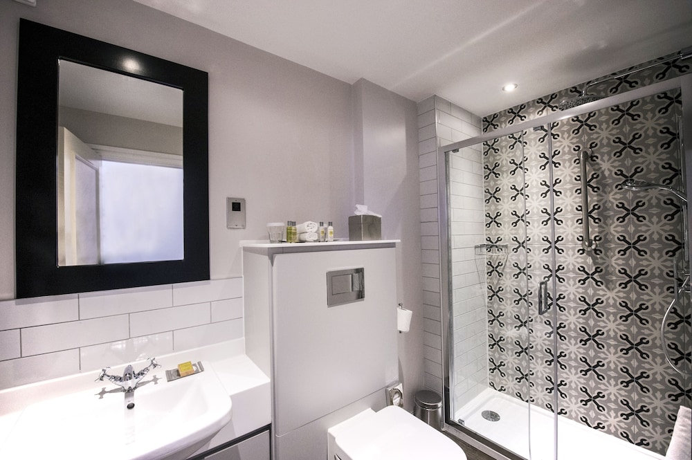 DoubleTree by Hilton Cheltenham - Cotswolds 24/70