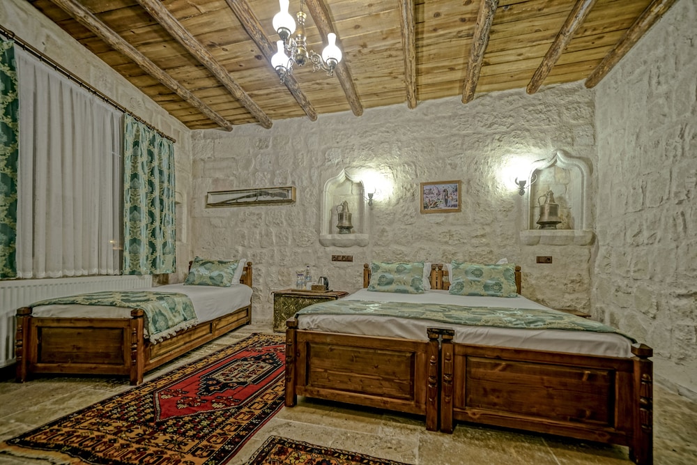 Elysee Cave House 73/100