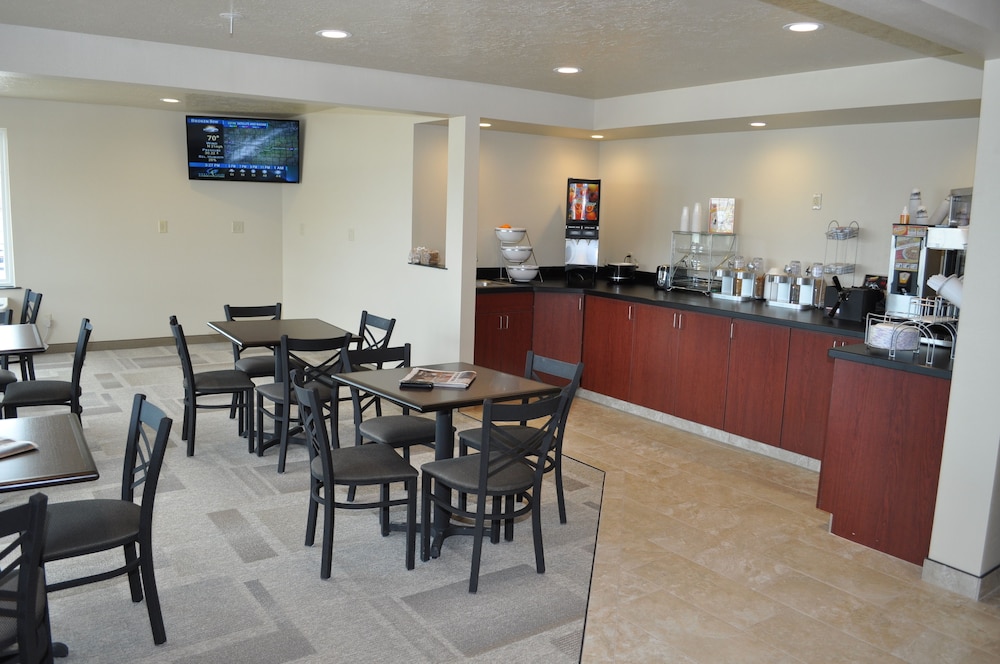 Boarders Inn and Suites Broken Bow 34/43