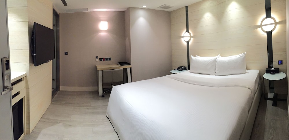 ROOM, DOUBLE BED