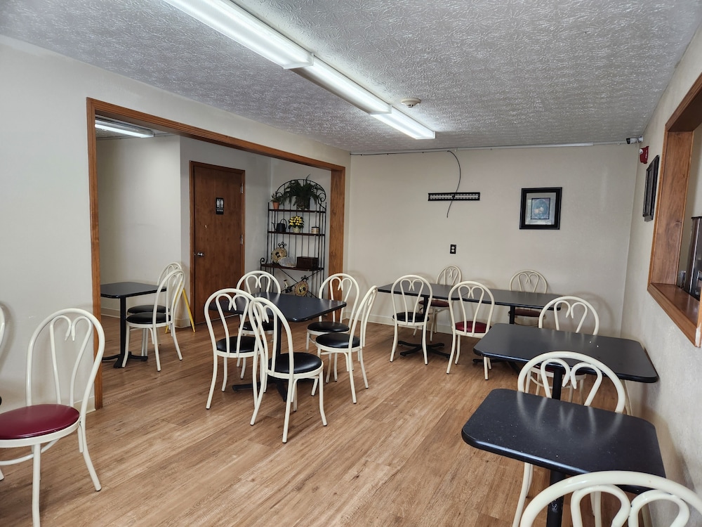 WestSpring Inn - Westlake Cleveland 28/36