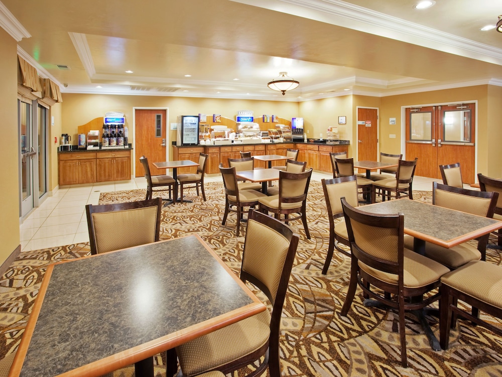 Holiday Inn Express Suites Oroville Lake 51/60