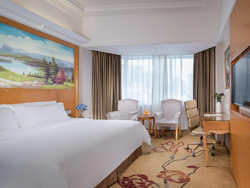 Vienna International Hotel (Zhuhai Lovers Middle Road Haibin Store) 5/19
