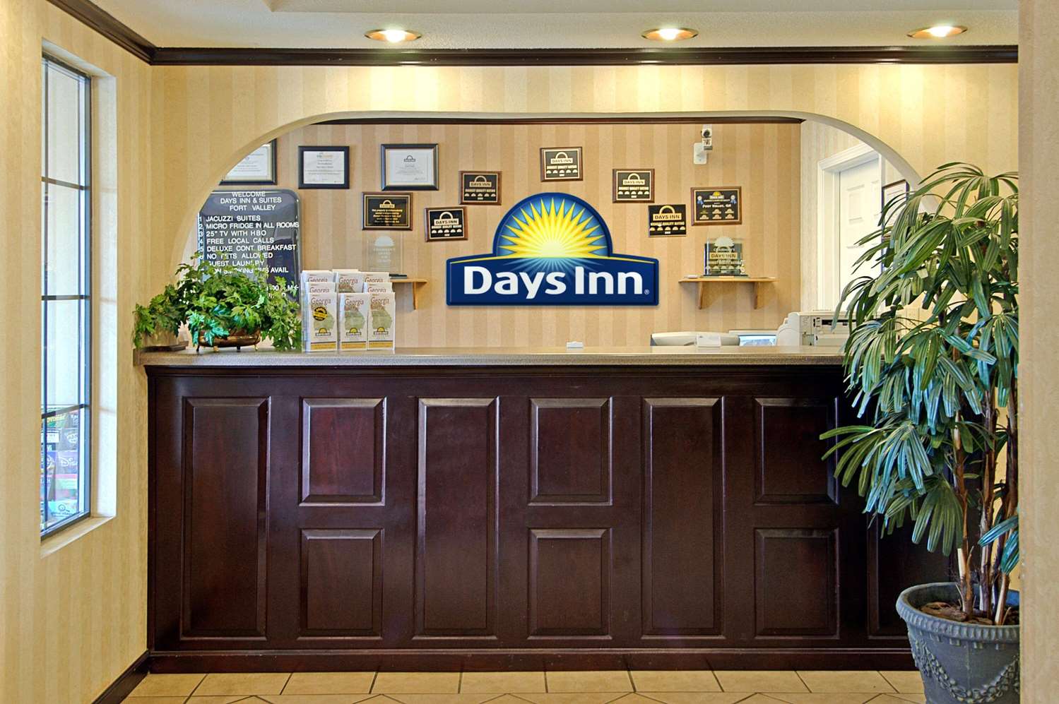 Days Inn & Suites By Wyndham Fort Valley 2/4