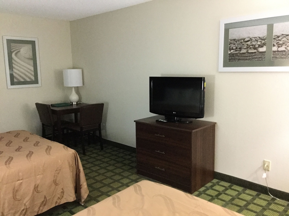 Quality Inn Arcola 13/34