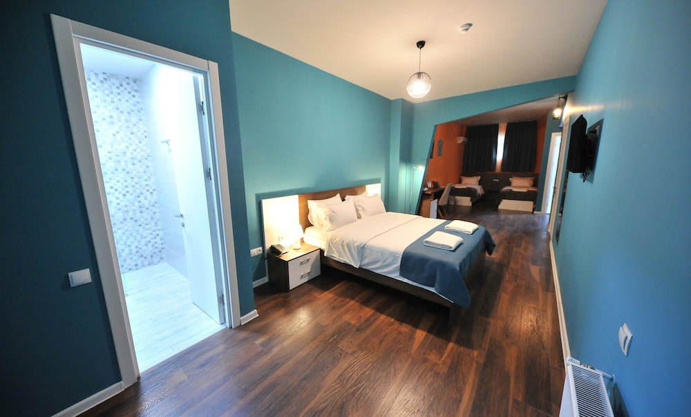 FAMILY, STUDIO, KING AND TWIN BEDS