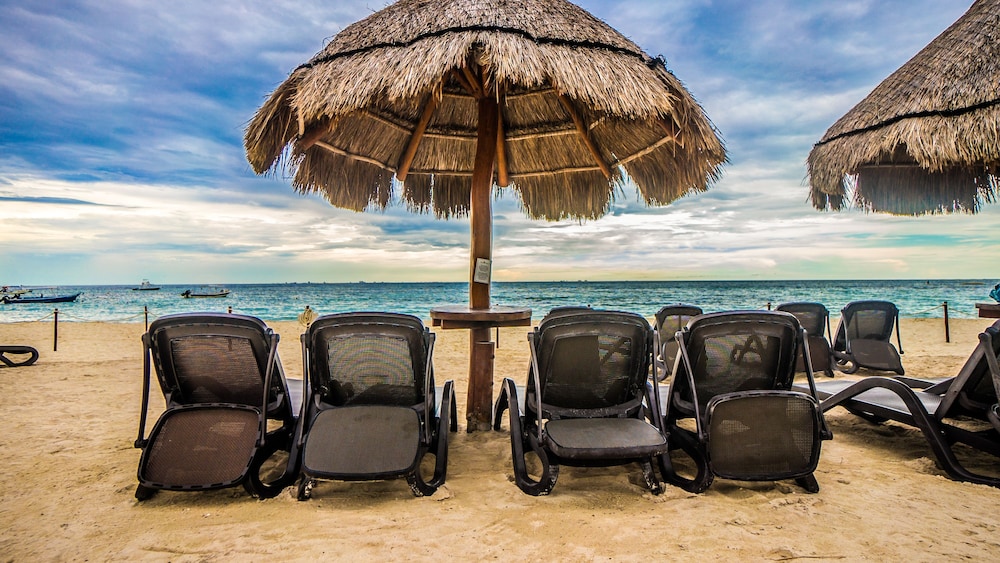 The Elements Oceanfront & Beachside Condo Hotel 43/50