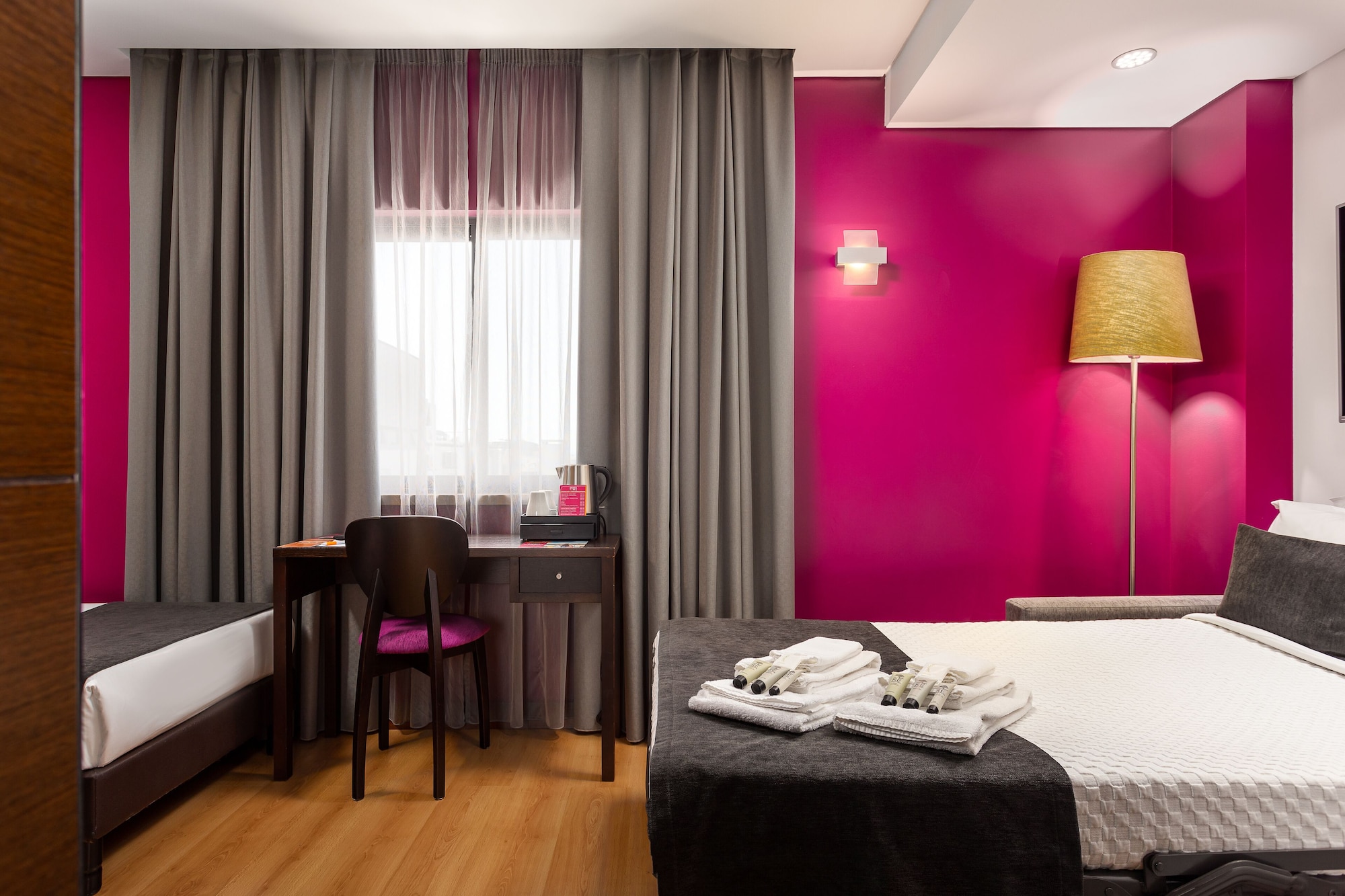 FAMILY, TWIN BEDS