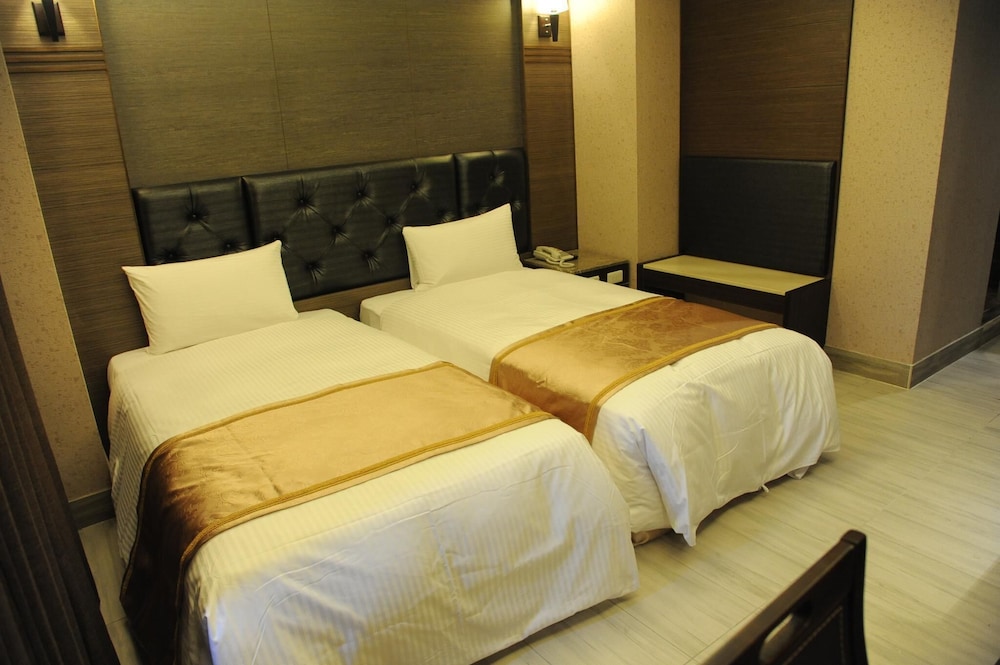 Maple Hotel 14/65